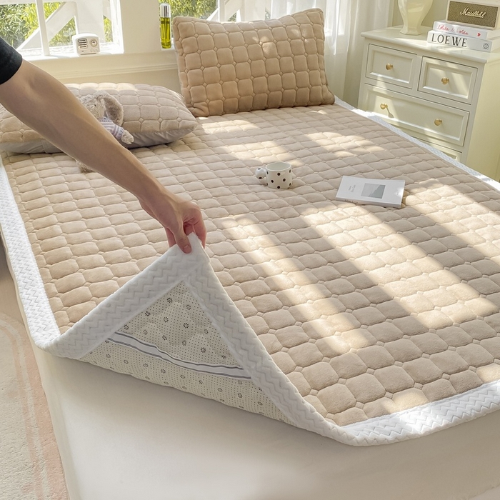 91家纺网 家纺一手货源 找家纺 2025年新款纯色牛奶绒夹棉床垫-风格一 浅咖