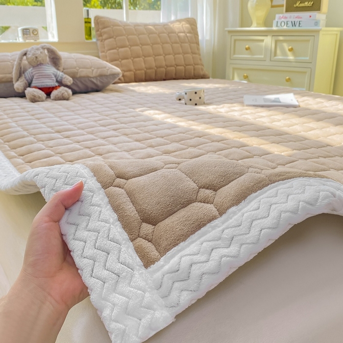 91家纺网 家纺一手货源 找家纺 2025年新款纯色牛奶绒夹棉床垫-风格一 浅咖