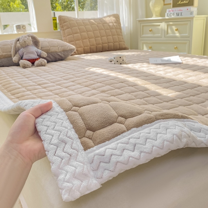 91家纺网 家纺一手货源 找家纺 2025年新款纯色牛奶绒夹棉床垫-风格一 浅咖