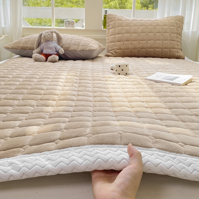 91家纺网 家纺一手货源 找家纺 2025年新款纯色牛奶绒夹棉床垫-风格一 浅咖