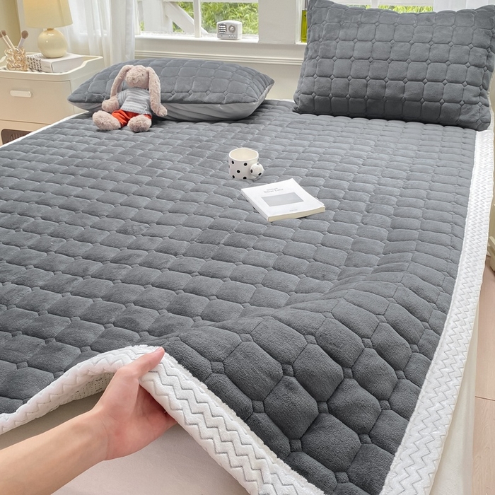 91家纺网 家纺一手货源 找家纺 2025年新款纯色牛奶绒夹棉床垫-风格一 深灰