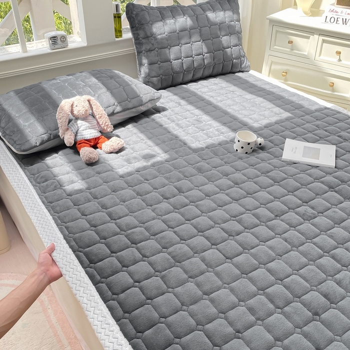 91家纺网 家纺一手货源 找家纺 2025年新款纯色牛奶绒夹棉床垫-风格一 深灰