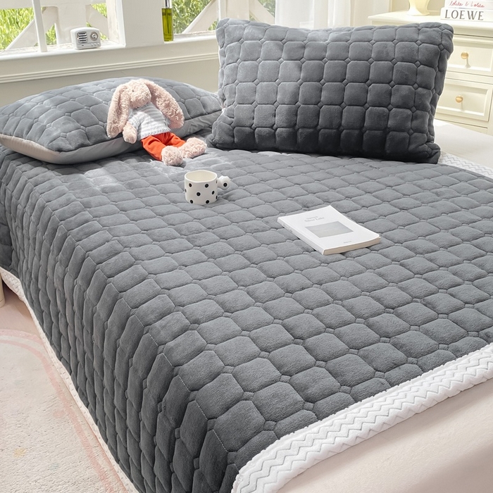 91家纺网 家纺一手货源 找家纺 2025年新款纯色牛奶绒夹棉床垫-风格一 深灰