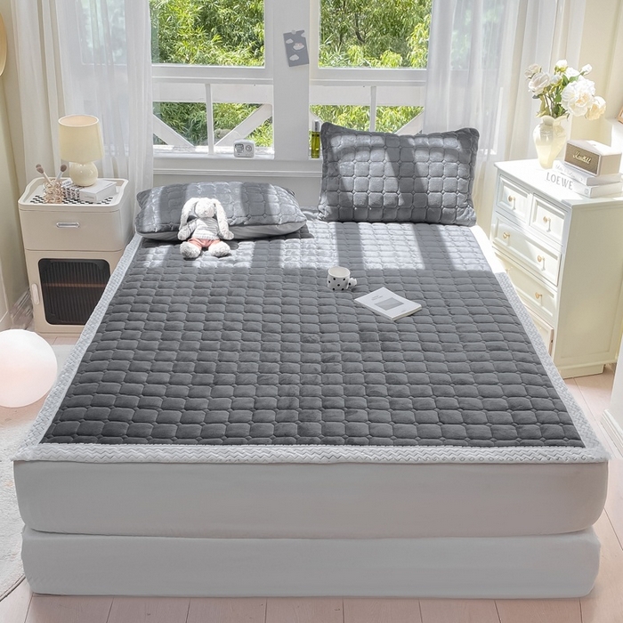 91家纺网 家纺一手货源 找家纺 2025年新款纯色牛奶绒夹棉床垫-风格一 深灰