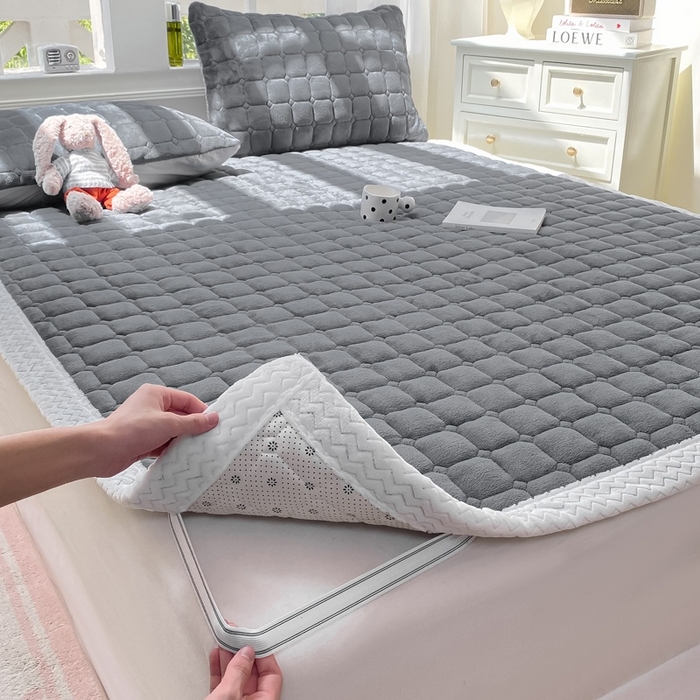 91家纺网 家纺一手货源 找家纺 2025年新款纯色牛奶绒夹棉床垫-风格一 深灰