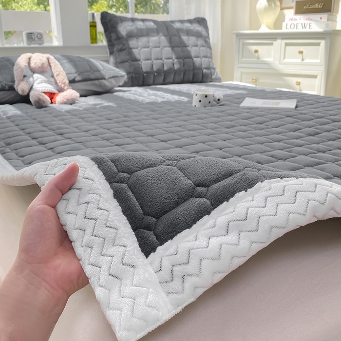 91家纺网 家纺一手货源 找家纺 2025年新款纯色牛奶绒夹棉床垫-风格一 深灰