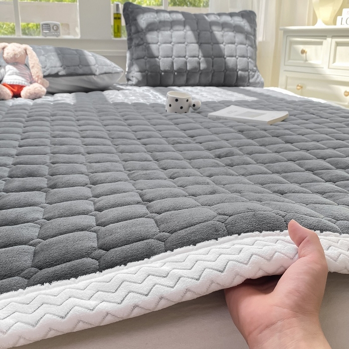 91家纺网 家纺一手货源 找家纺 2025年新款纯色牛奶绒夹棉床垫-风格一 深灰