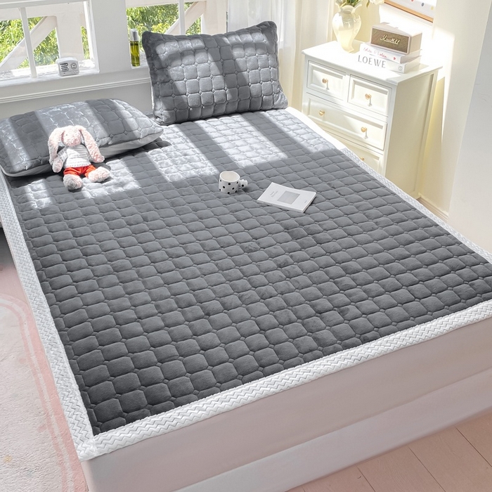 91家纺网 家纺一手货源 找家纺 2025年新款纯色牛奶绒夹棉床垫-风格一 深灰