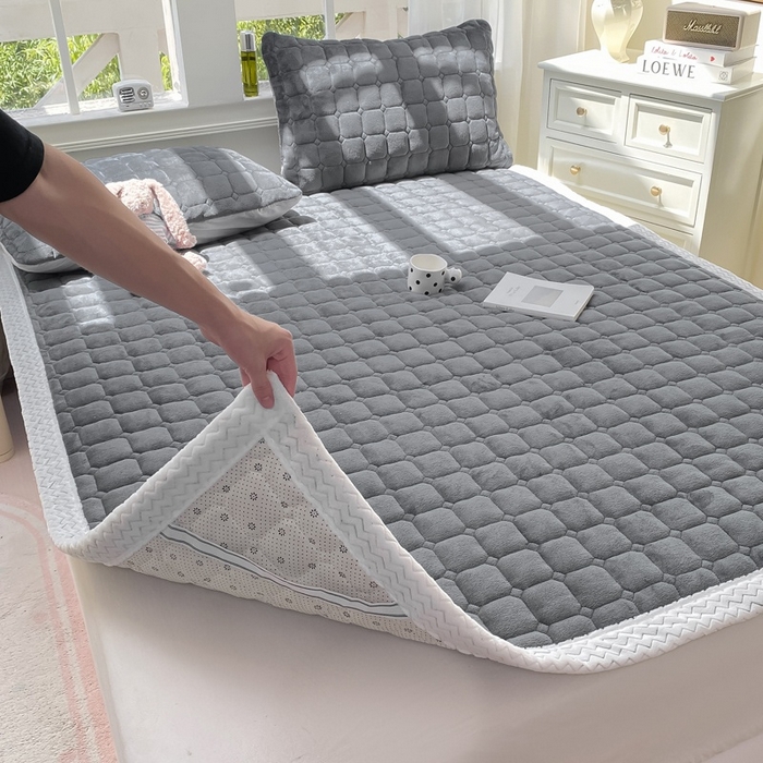 91家纺网 家纺一手货源 找家纺 2025年新款纯色牛奶绒夹棉床垫-风格一 深灰