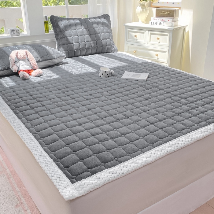 91家纺网 家纺一手货源 找家纺 2025年新款纯色牛奶绒夹棉床垫-风格一 深灰