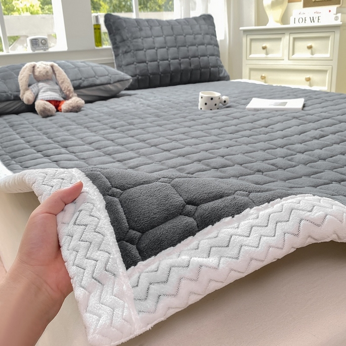 91家纺网 家纺一手货源 找家纺 2025年新款纯色牛奶绒夹棉床垫-风格一 深灰