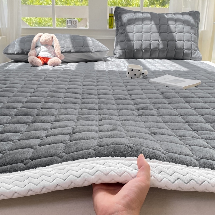 91家纺网 家纺一手货源 找家纺 2025年新款纯色牛奶绒夹棉床垫-风格一 深灰
