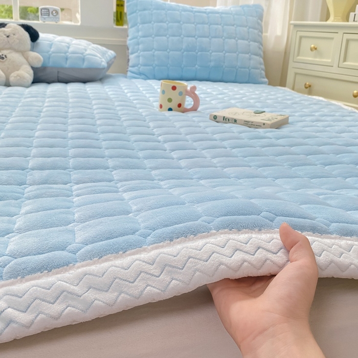 91家纺网 家纺一手货源 找家纺 2025年新款纯色牛奶绒夹棉床垫-风格一 天蓝