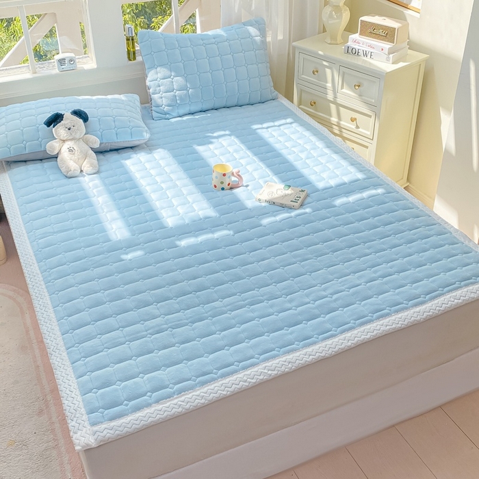 91家纺网 家纺一手货源 找家纺 2025年新款纯色牛奶绒夹棉床垫-风格一 天蓝