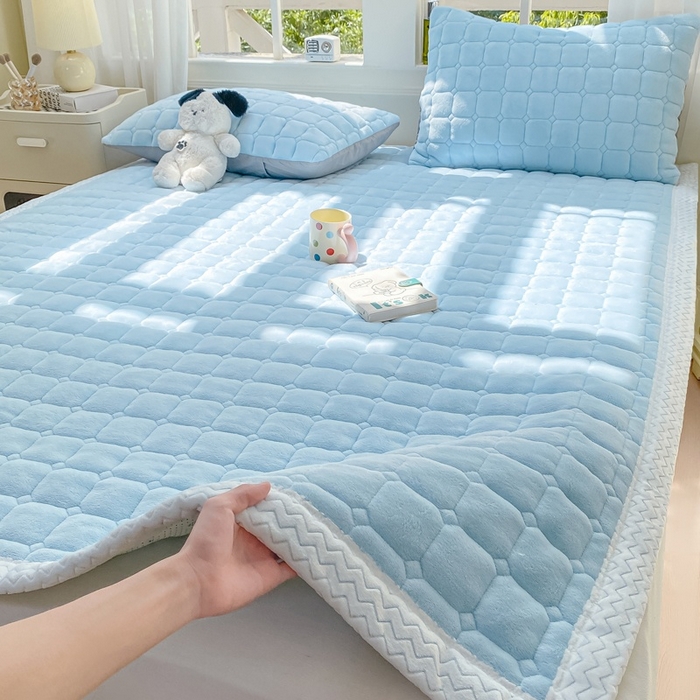 91家纺网 家纺一手货源 找家纺 2025年新款纯色牛奶绒夹棉床垫-风格一 天蓝