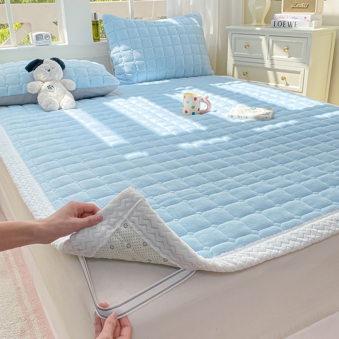 91家纺网 家纺一手货源 找家纺 2025年新款纯色牛奶绒夹棉床垫-风格一 天蓝