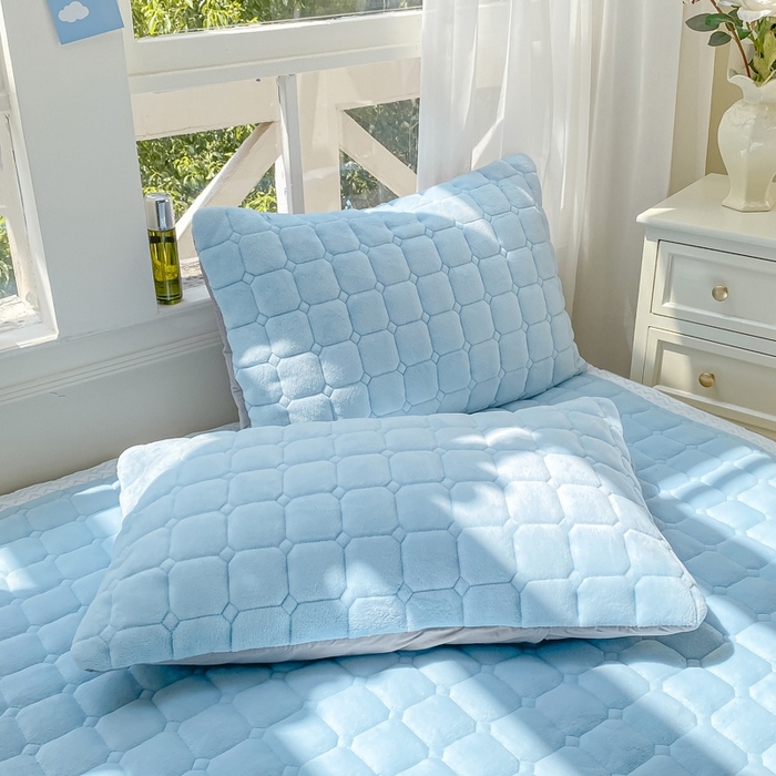 91家纺网 家纺一手货源 找家纺 2025年新款纯色牛奶绒夹棉床垫-风格一 天蓝