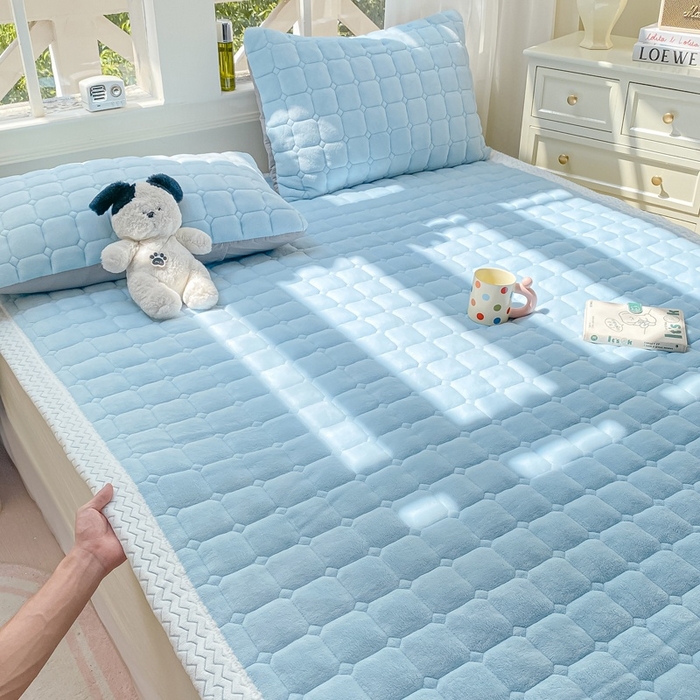 91家纺网 家纺一手货源 找家纺 2025年新款纯色牛奶绒夹棉床垫-风格一 天蓝