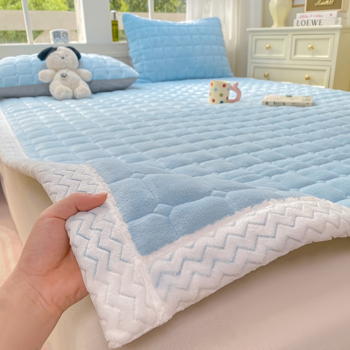 91家纺网 家纺一手货源 找家纺 2025年新款纯色牛奶绒夹棉床垫-风格一 天蓝