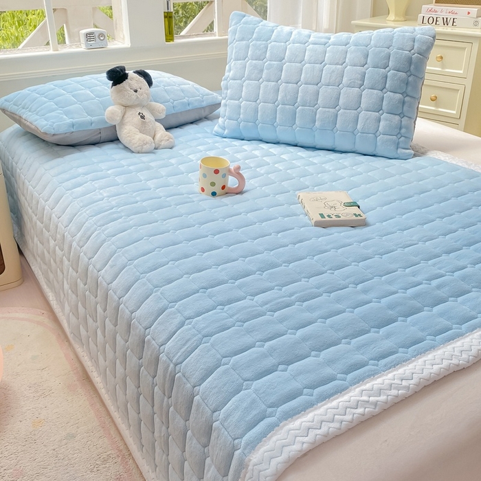 91家纺网 家纺一手货源 找家纺 2025年新款纯色牛奶绒夹棉床垫-风格一 天蓝