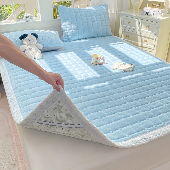 91家纺网 家纺一手货源 找家纺 2025年新款纯色牛奶绒夹棉床垫-风格一 天蓝