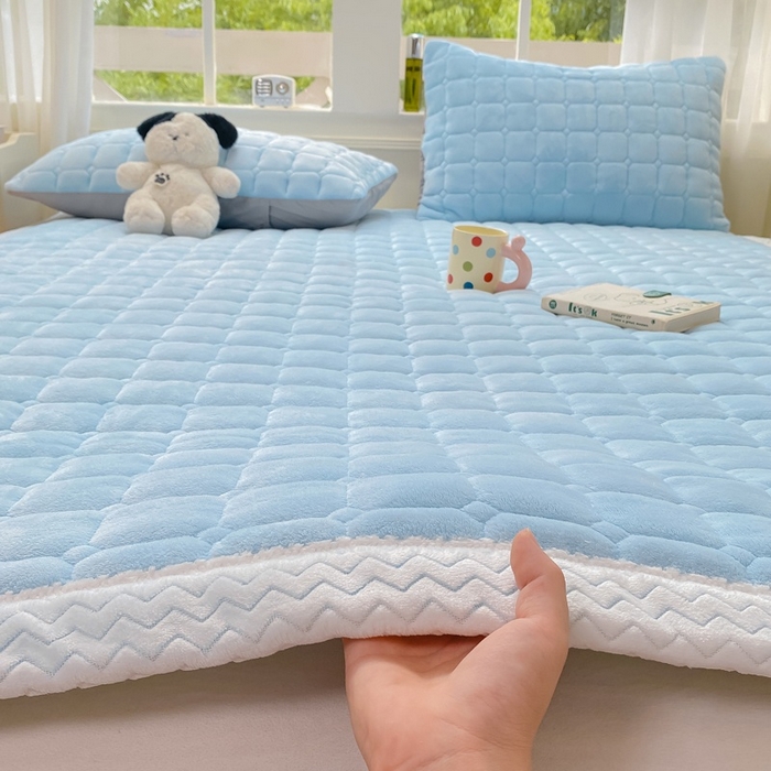 91家纺网 家纺一手货源 找家纺 2025年新款纯色牛奶绒夹棉床垫-风格一 天蓝