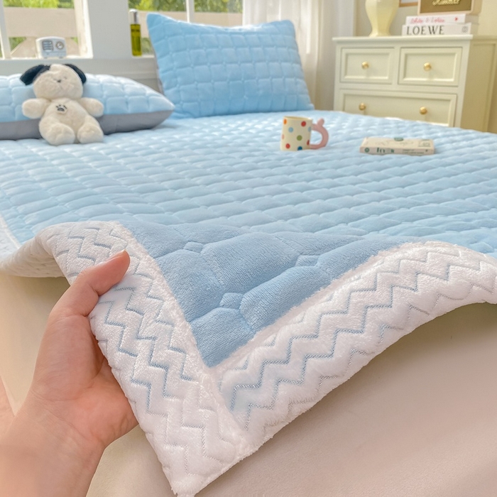 91家纺网 家纺一手货源 找家纺 2025年新款纯色牛奶绒夹棉床垫-风格一 天蓝