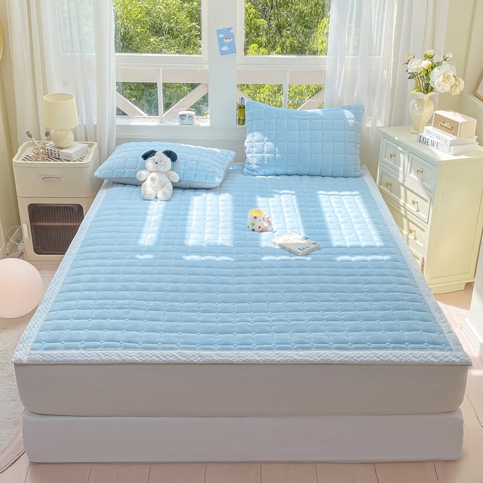 91家纺网 家纺一手货源 找家纺 2025年新款纯色牛奶绒夹棉床垫-风格一 天蓝