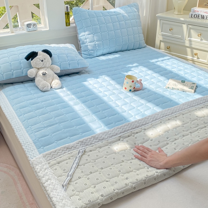 91家纺网 家纺一手货源 找家纺 2025年新款纯色牛奶绒夹棉床垫-风格一 天蓝