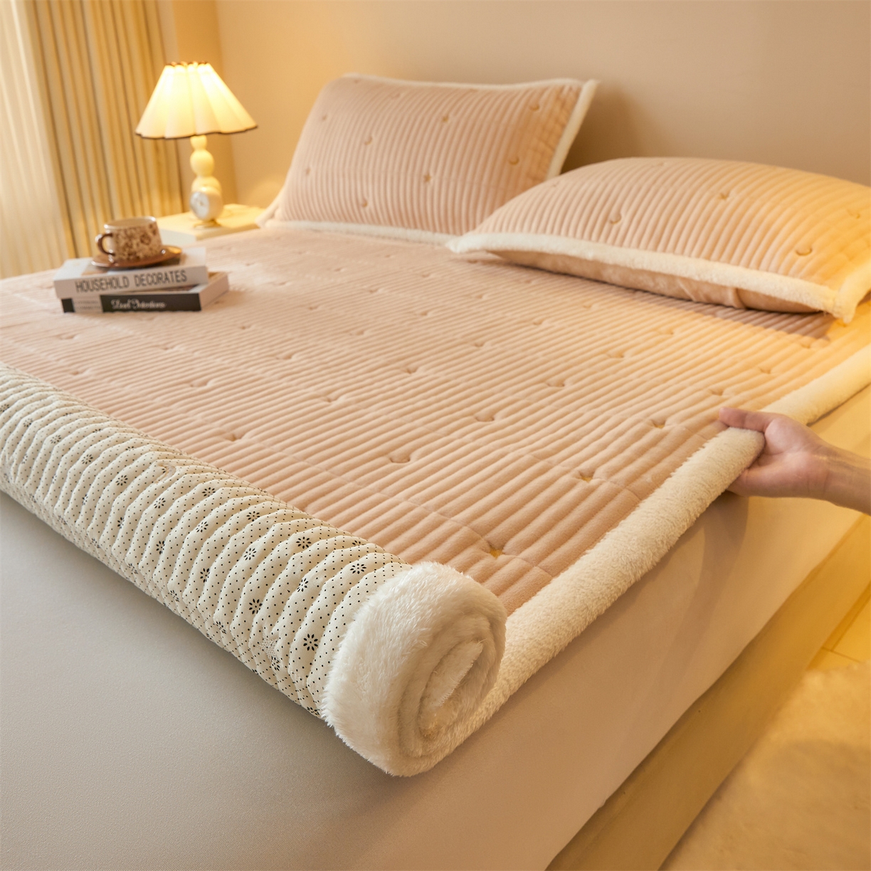 91家纺网 家纺一手货源 找家纺 （总）雯豆家纺 2025秋冬新款刺绣款夹棉床褥床垫床护垫绣花纯色垫子