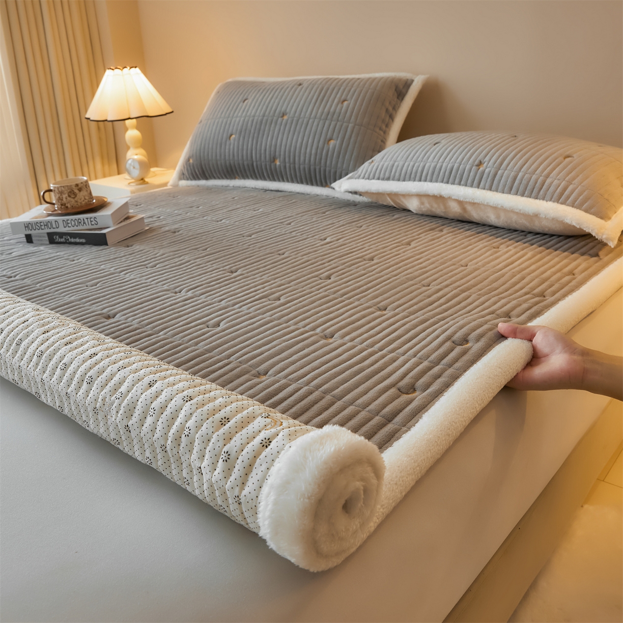 91家纺网 家纺一手货源 找家纺 （总）雯豆家纺 2025秋冬新款刺绣款夹棉床褥床垫床护垫绣花纯色垫子