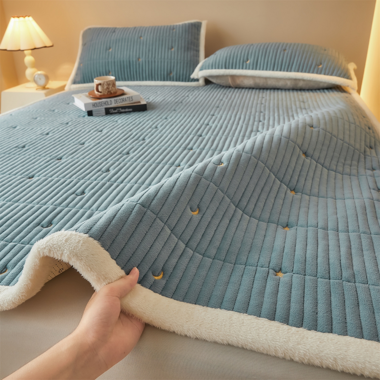 91家纺网 家纺一手货源 找家纺 雯豆家纺 2025秋冬新款刺绣款夹棉床褥床垫床护垫绣花纯色垫子 繁星-碧海蓝