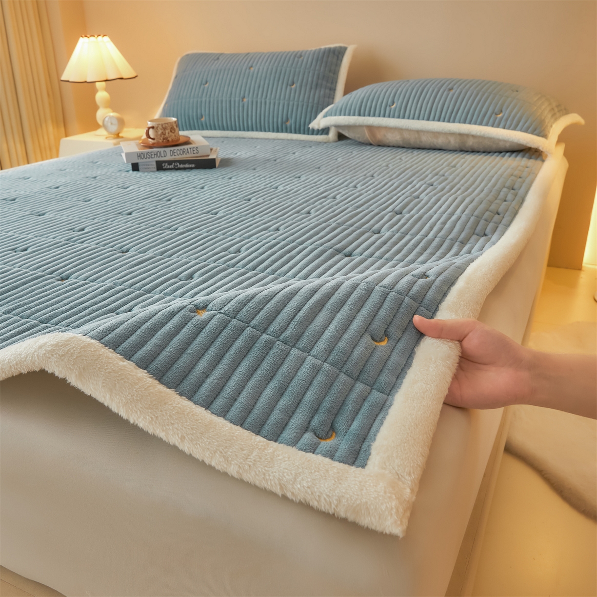 91家纺网 家纺一手货源 找家纺 雯豆家纺 2025秋冬新款刺绣款夹棉床褥床垫床护垫绣花纯色垫子 繁星-碧海蓝