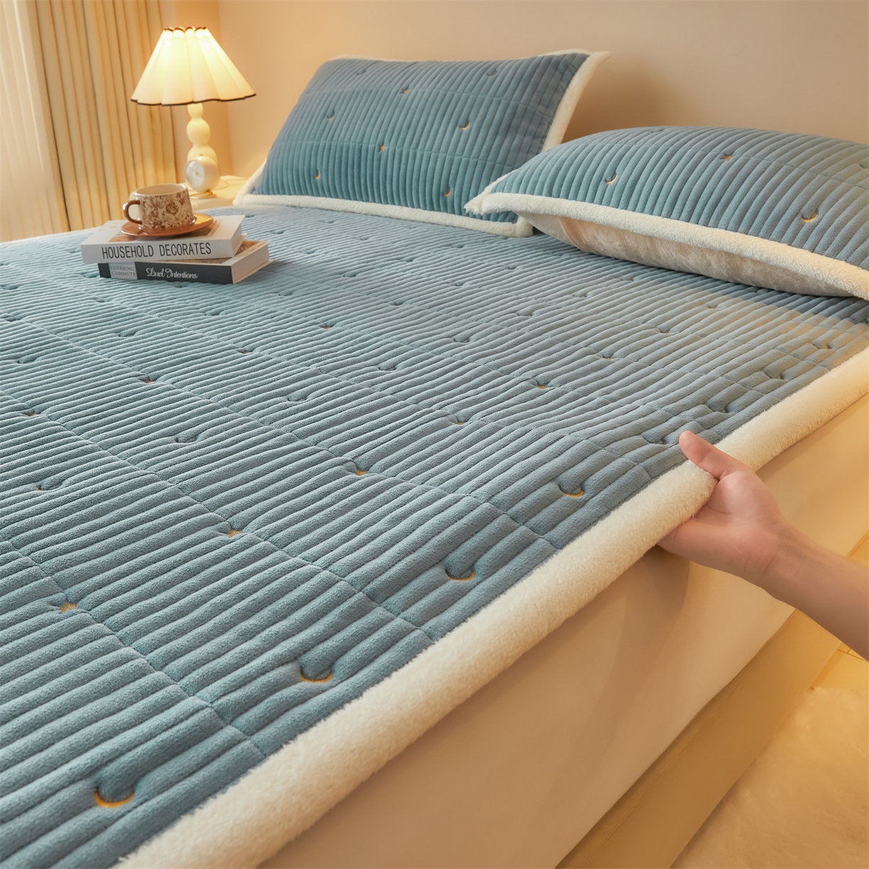 91家纺网 家纺一手货源 找家纺 雯豆家纺 2025秋冬新款刺绣款夹棉床褥床垫床护垫绣花纯色垫子 繁星-碧海蓝