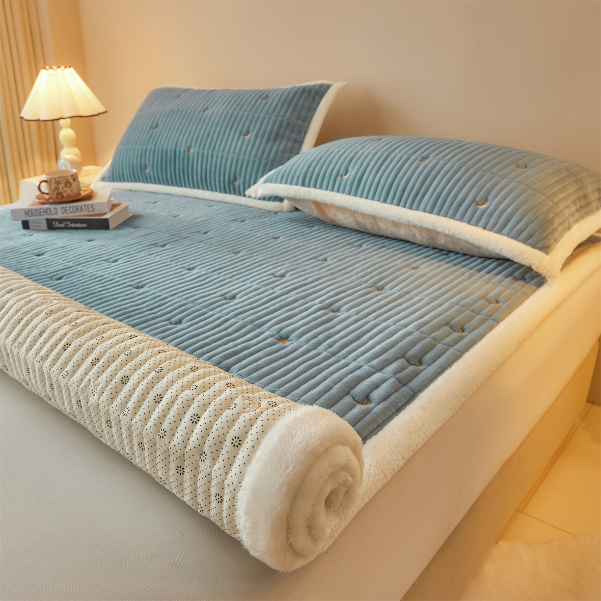 91家纺网 家纺一手货源 找家纺 雯豆家纺 2025秋冬新款刺绣款夹棉床褥床垫床护垫绣花纯色垫子 繁星-碧海蓝