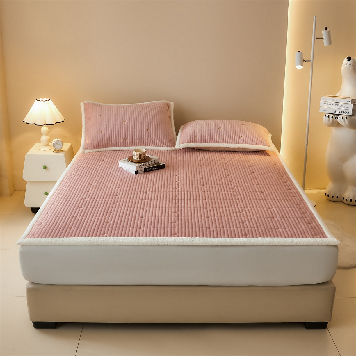 91家纺网 家纺一手货源 找家纺 雯豆家纺 2025秋冬新款刺绣款夹棉床褥床垫床护垫绣花纯色垫子 繁星-豆沙