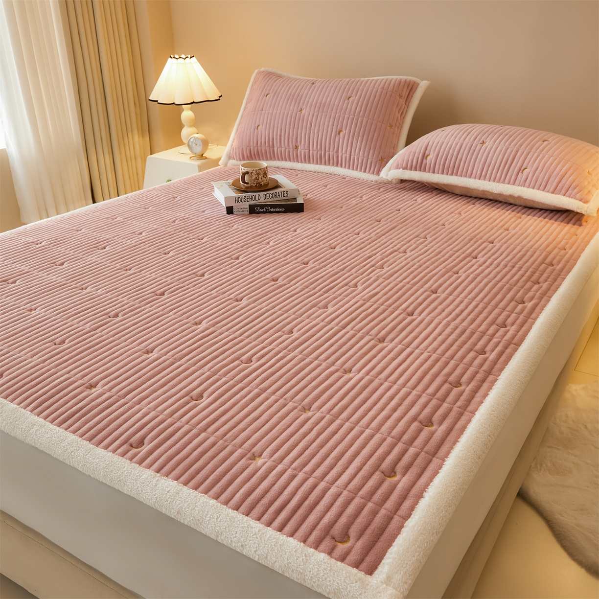 91家纺网 家纺一手货源 找家纺 雯豆家纺 2025秋冬新款刺绣款夹棉床褥床垫床护垫绣花纯色垫子 繁星-豆沙