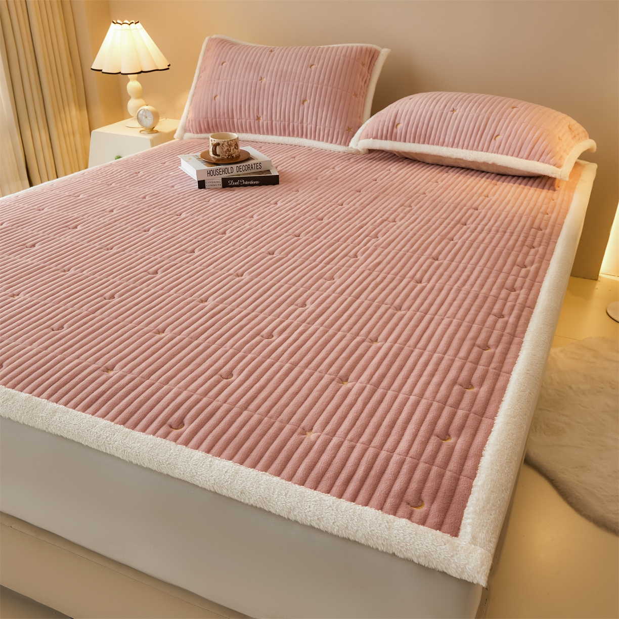 91家纺网 家纺一手货源 找家纺 雯豆家纺 2025秋冬新款刺绣款夹棉床褥床垫床护垫绣花纯色垫子 繁星-豆沙