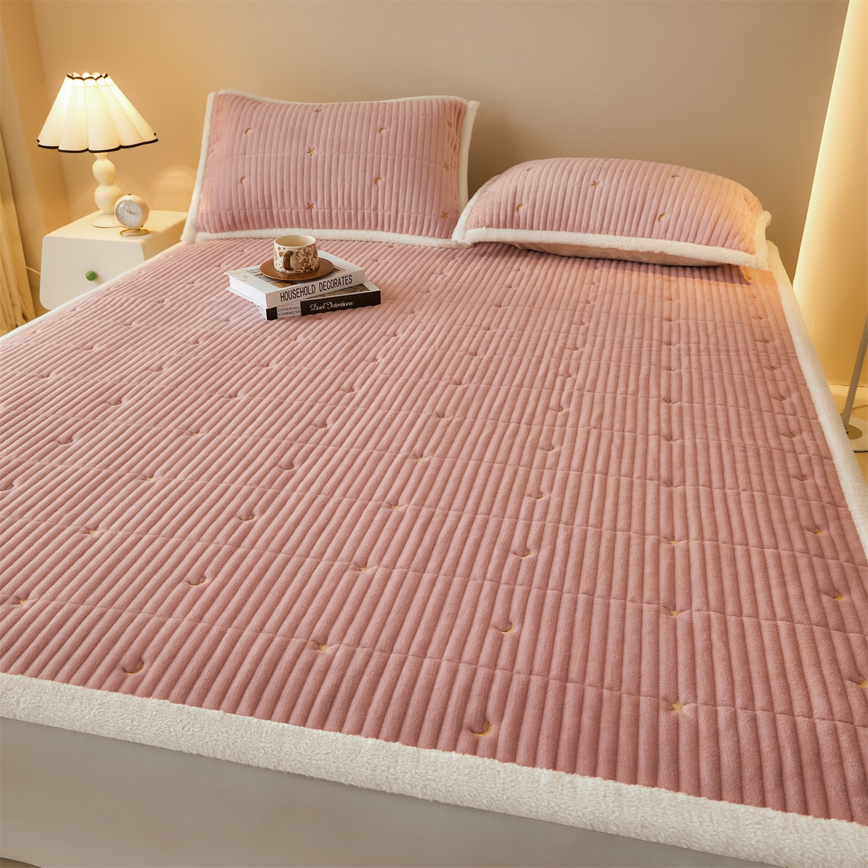 91家纺网 家纺一手货源 找家纺 雯豆家纺 2025秋冬新款刺绣款夹棉床褥床垫床护垫绣花纯色垫子 繁星-豆沙