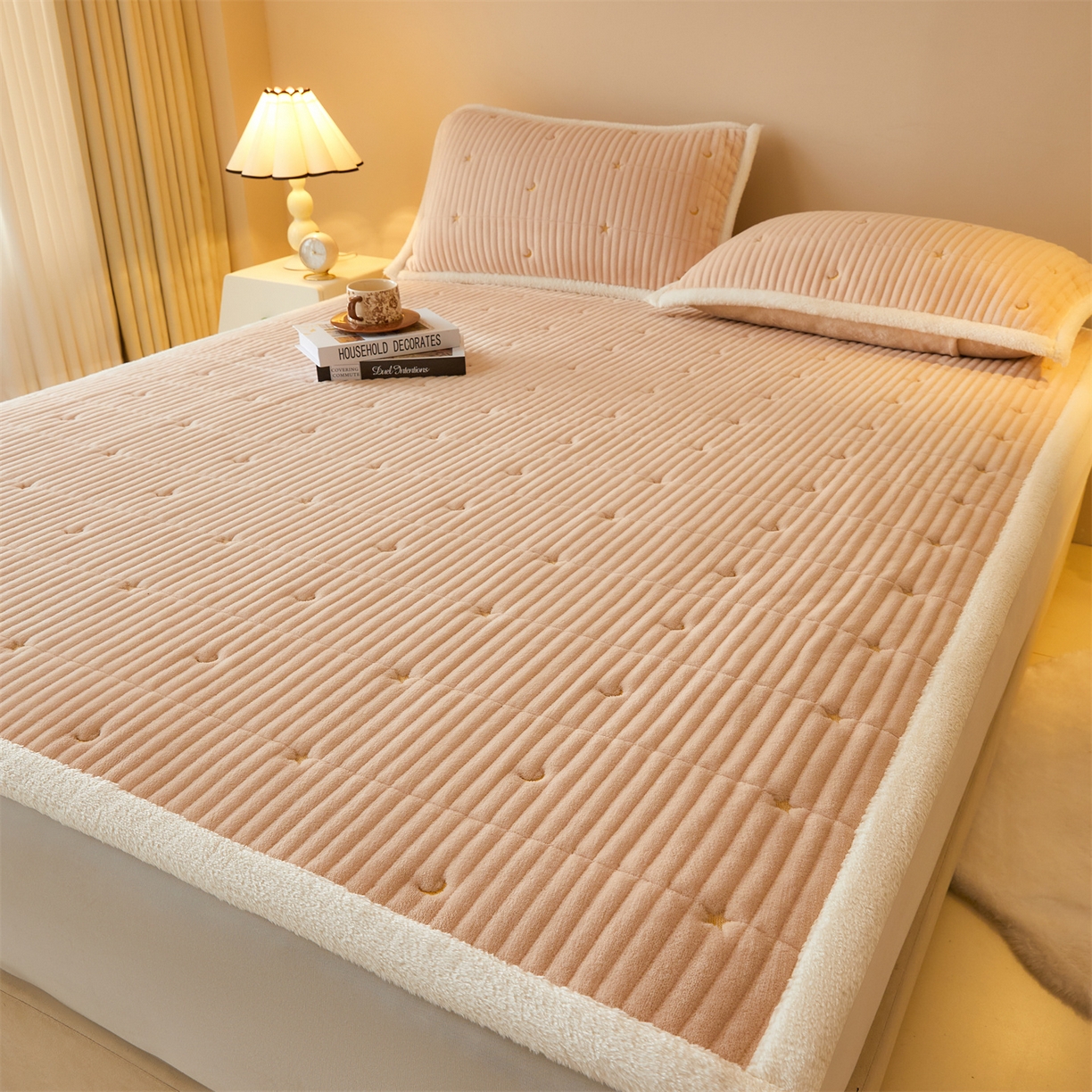 91家纺网 家纺一手货源 找家纺 雯豆家纺 2025秋冬新款刺绣款夹棉床褥床垫床护垫绣花纯色垫子 繁星-奶咖