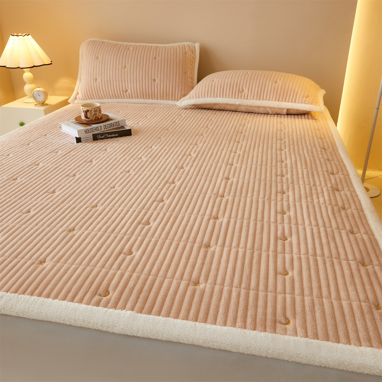 91家纺网 家纺一手货源 找家纺 雯豆家纺 2025秋冬新款刺绣款夹棉床褥床垫床护垫绣花纯色垫子 繁星-奶咖