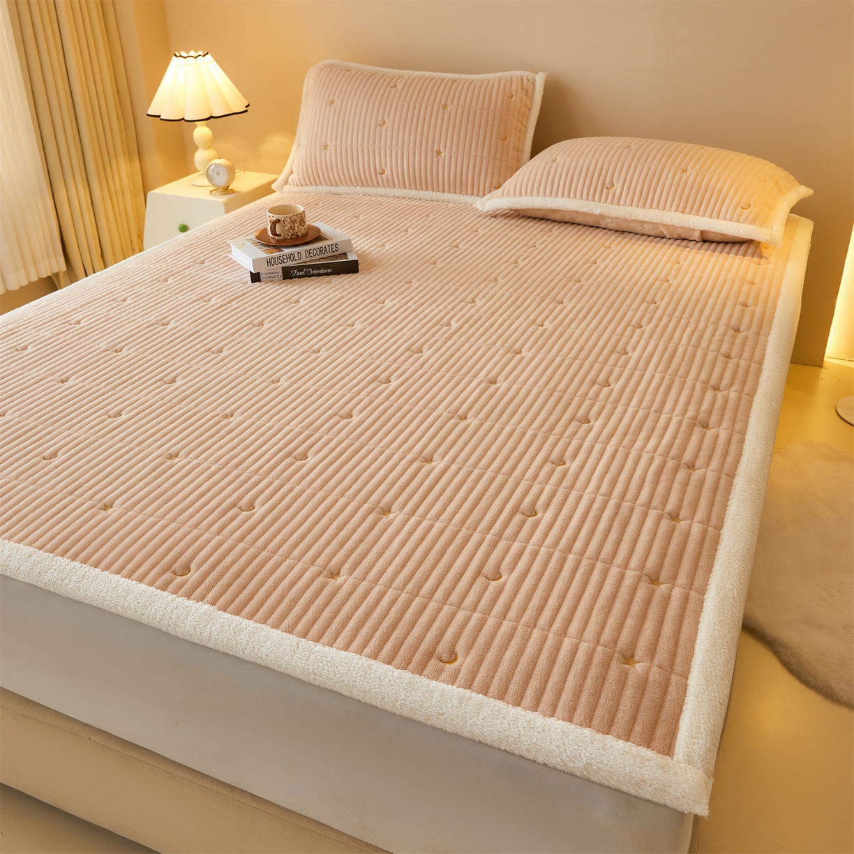 91家纺网 家纺一手货源 找家纺 雯豆家纺 2025秋冬新款刺绣款夹棉床褥床垫床护垫绣花纯色垫子 繁星-奶咖