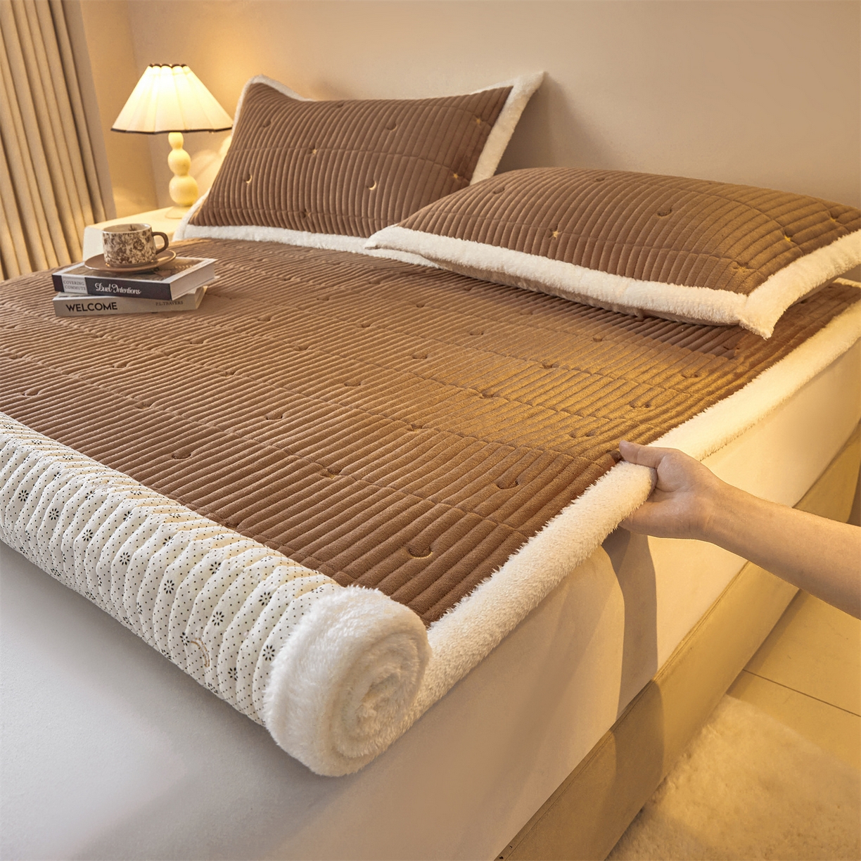 91家纺网 家纺一手货源 找家纺 雯豆家纺 2025秋冬新款刺绣款夹棉床褥床垫床护垫绣花纯色垫子 繁星-深卡其