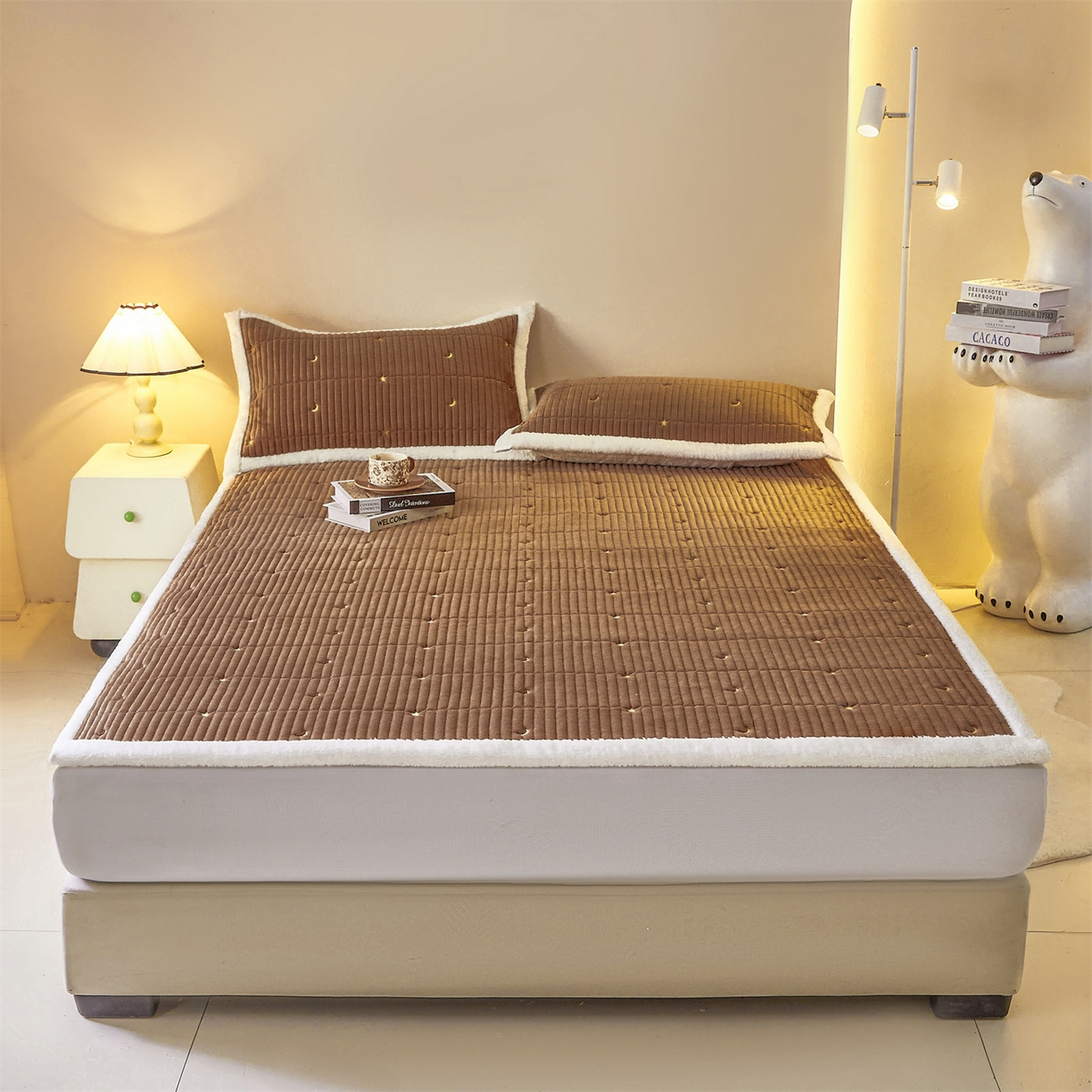 91家纺网 家纺一手货源 找家纺 雯豆家纺 2025秋冬新款刺绣款夹棉床褥床垫床护垫绣花纯色垫子 繁星-深卡其