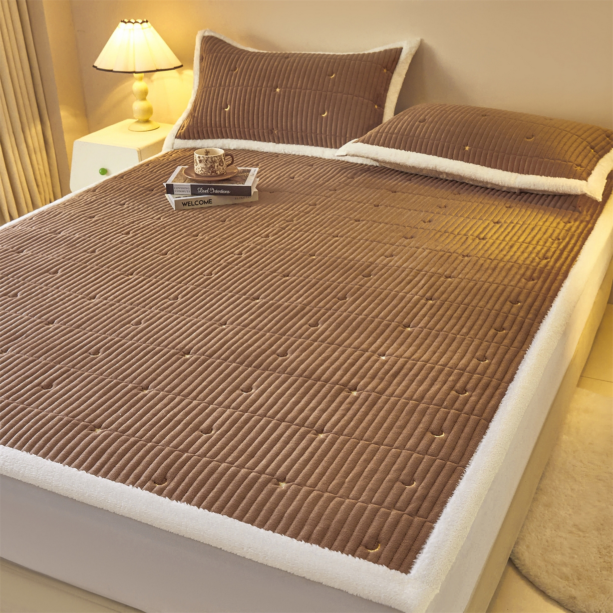 91家纺网 家纺一手货源 找家纺 雯豆家纺 2025秋冬新款刺绣款夹棉床褥床垫床护垫绣花纯色垫子 繁星-深卡其