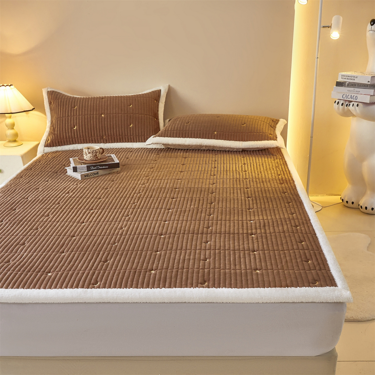 91家纺网 家纺一手货源 找家纺 雯豆家纺 2025秋冬新款刺绣款夹棉床褥床垫床护垫绣花纯色垫子 繁星-深卡其