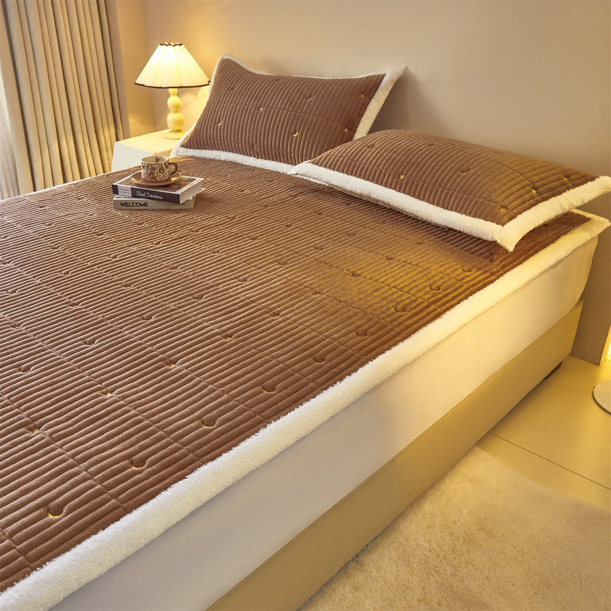 91家纺网 家纺一手货源 找家纺 雯豆家纺 2025秋冬新款刺绣款夹棉床褥床垫床护垫绣花纯色垫子 繁星-深卡其