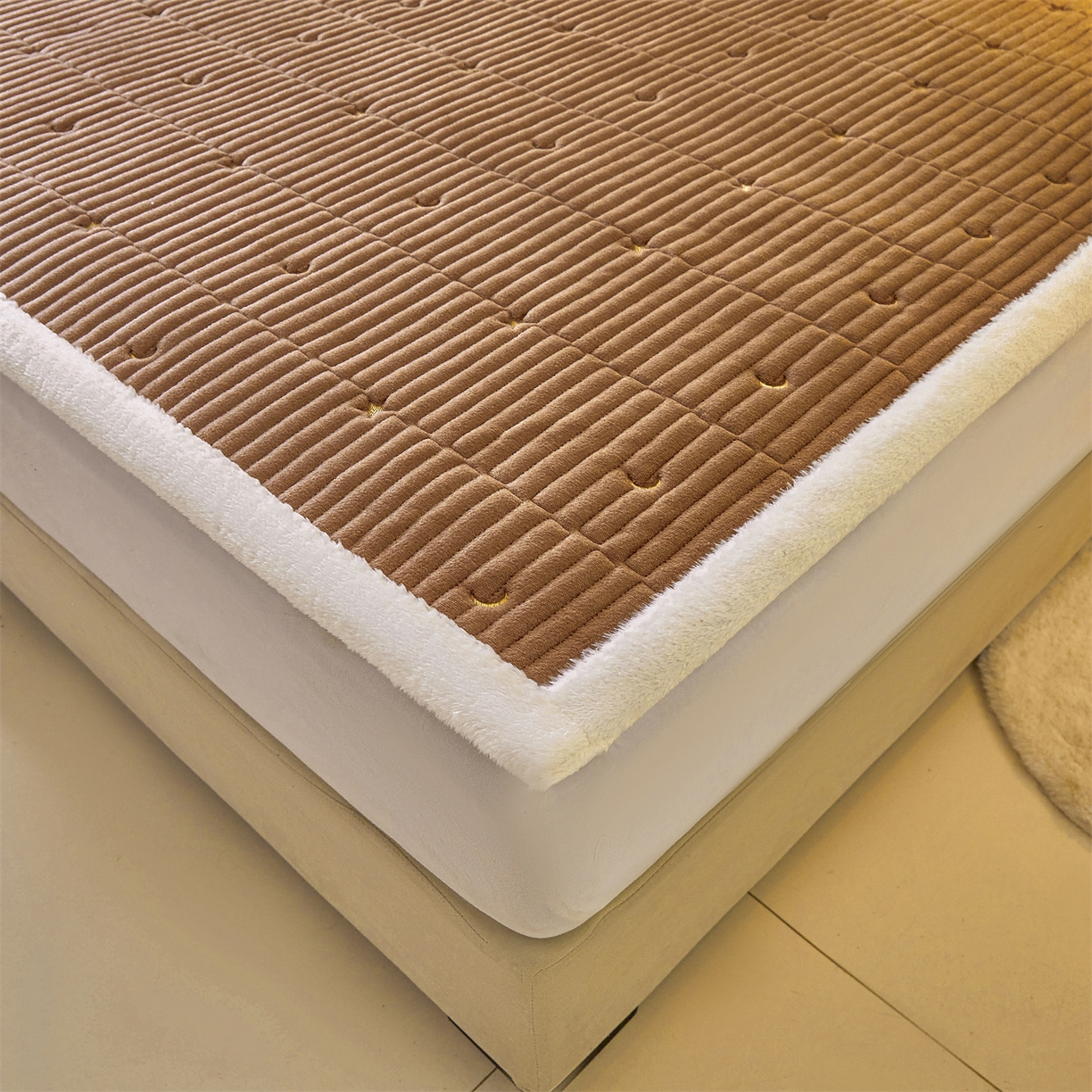 91家纺网 家纺一手货源 找家纺 雯豆家纺 2025秋冬新款刺绣款夹棉床褥床垫床护垫绣花纯色垫子 繁星-深卡其