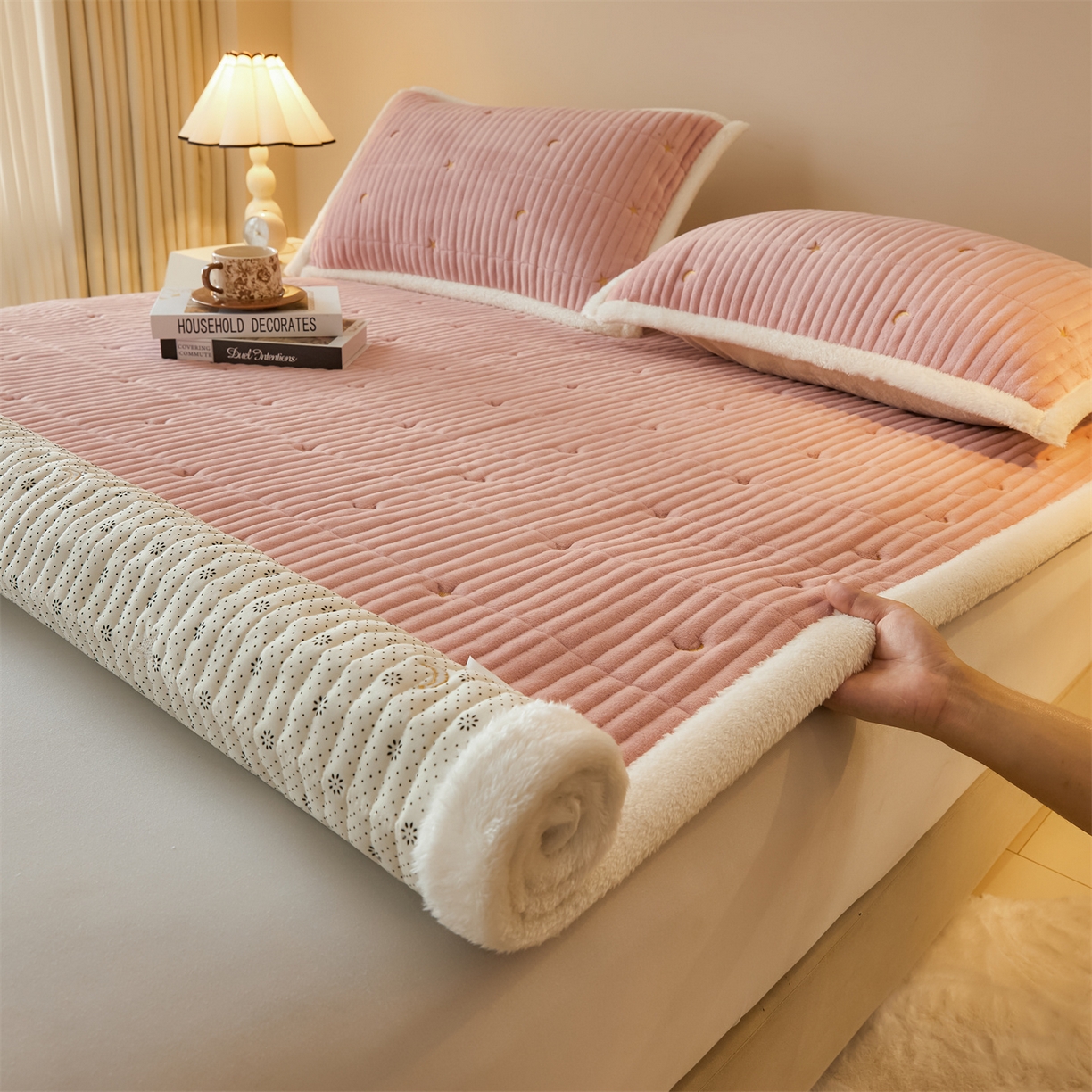 91家纺网 家纺一手货源 找家纺 （总）雯豆家纺 2025秋冬新款刺绣款夹棉床褥床垫床护垫绣花纯色垫子