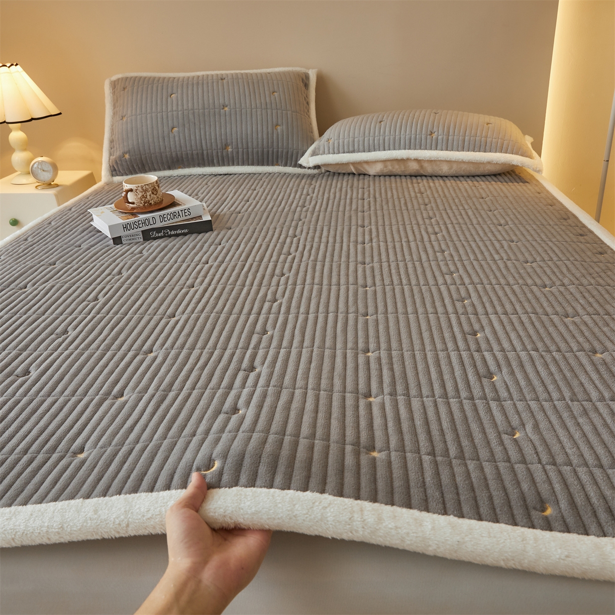 91家纺网 家纺一手货源 找家纺 雯豆家纺 2025秋冬新款刺绣款夹棉床褥床垫床护垫绣花纯色垫子 繁星-深空灰